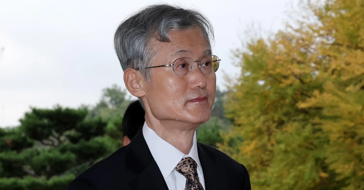 조희대 대법원장이 지난 16일 오전 서울 서초구 대법원으로 출근하고 있다. / 뉴스1