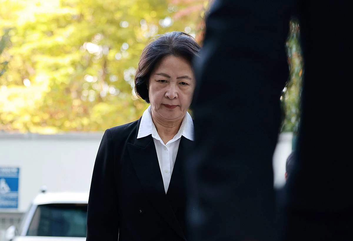 추미애 경기도지사가 지난 17일 경기 부천시 순천향대학교 병원 장례식장에 마련된 부천 도장공장 화재 사망 소방관의 빈소에 조문을 하기 위해 들어서고 있다 / 뉴스1