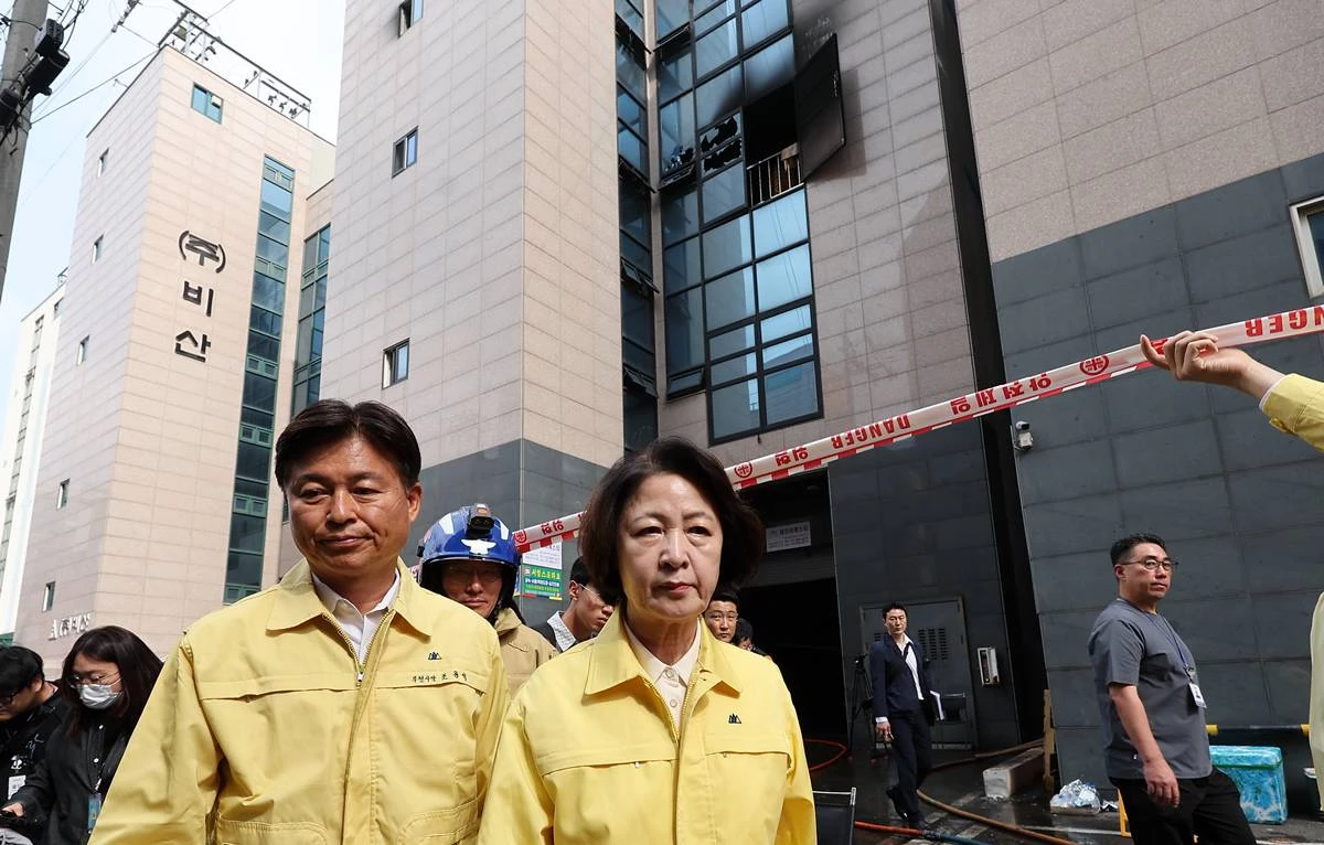 추미애 경기도지사가 지난 16일 화재가 발생한 경기도 부천시 오정구의 한 공장을 찾아 이동하고 있다 / 뉴스1