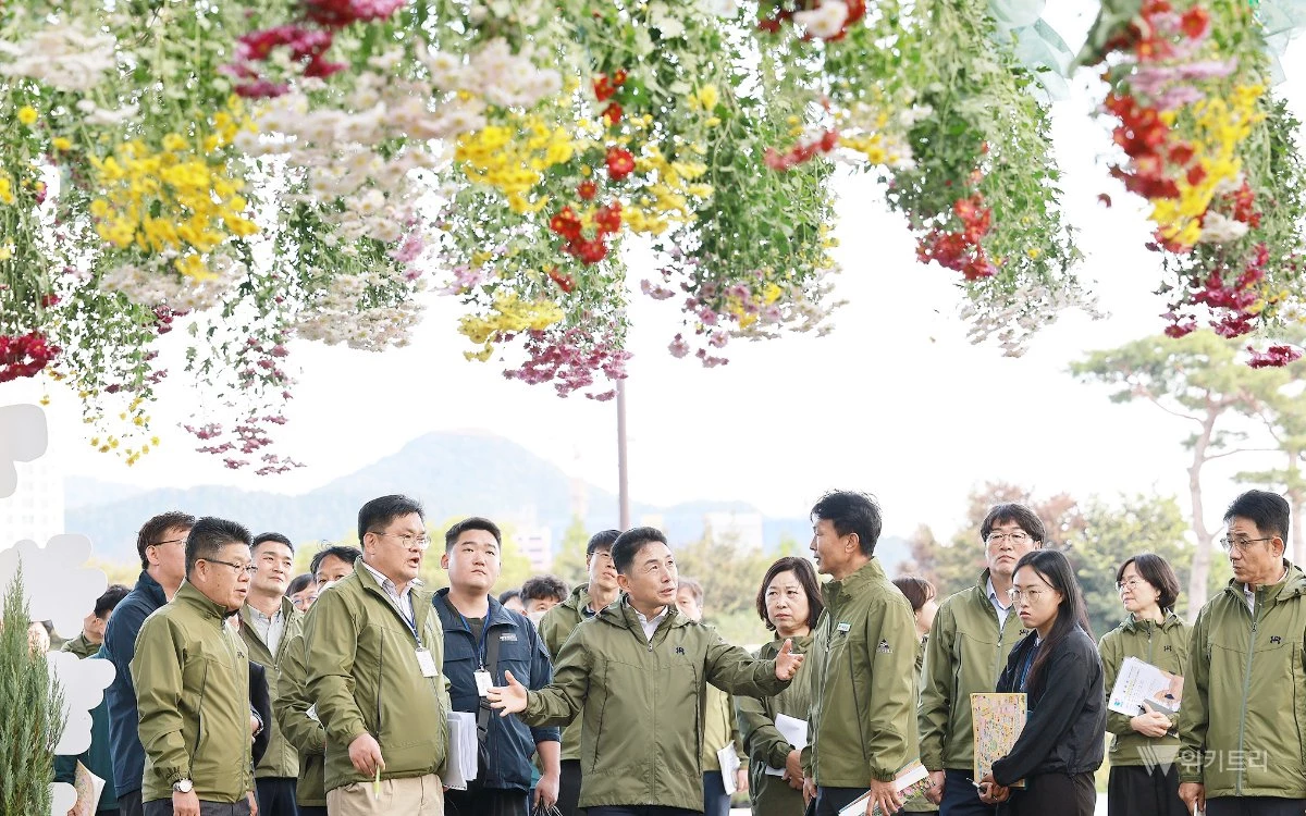 이남호 함평군수와 군 관계자 등 100여 명이 오는 23일 개막하는 대한민국 국향대전의 성공적인 개최를 위해 지난 16일 함평엑스포공원 일원에서 추진상황 현장점검을 진행했다. / 함평군