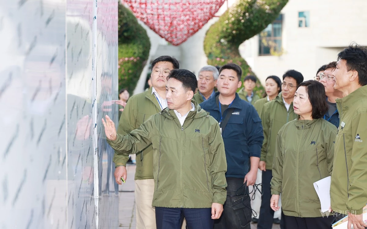 이남호 함평군수와 군 관계자 등 100여 명이 오는 23일 개막하는 대한민국 국향대전의 성공적인 개최를 위해 지난 16일 함평엑스포공원 일원에서 추진상황 현장점검을 진행했다. / 함평군
