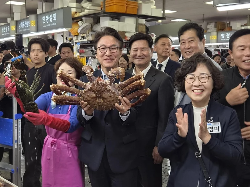 부산 자갈치시장에 방문했던 김민석 더불어민주당 당대표 / 뉴스1