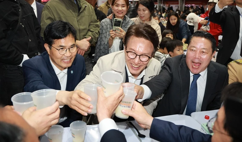 지난 15일 건배하는 김민석 더불어민주당 당대표·이원택 전북도지사·최영일 순창군수 / 뉴스1
