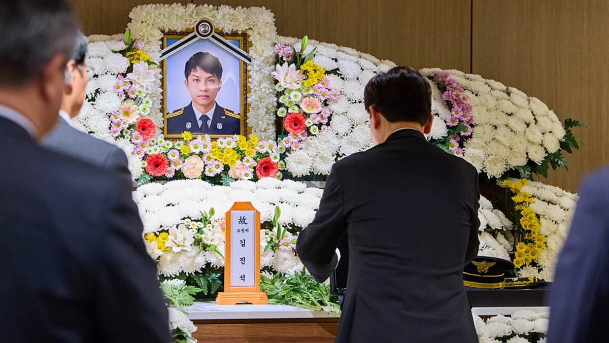 이재명 대통령이 지난 17일 경기 부천시 순천향대학교 병원 장례식장에 마련된 부천 공장 화재 순직 소방대원의 빈소를 조문하고 있다 / 청와대 제공