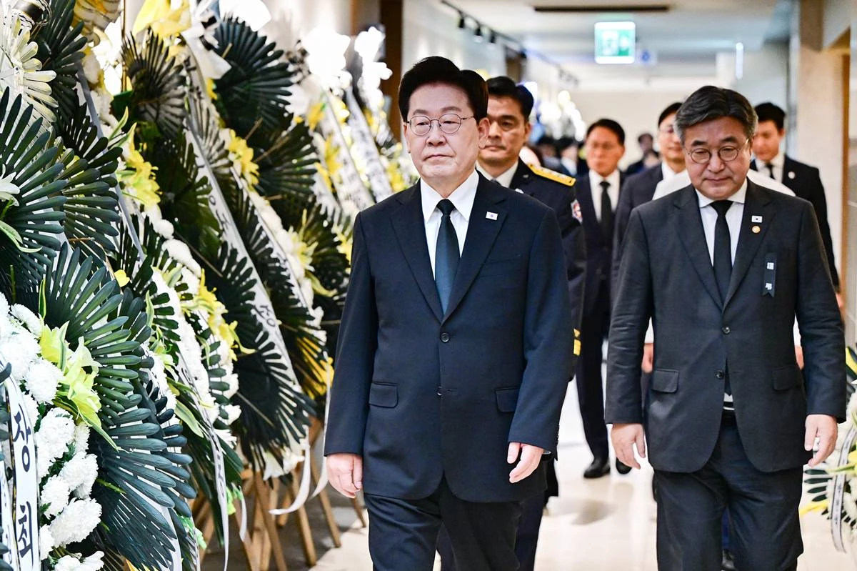 이재명 대통령이 지난 17일 부천 공장 화재 순직 소방대원을 조문하기 위해 경기 순천향대학교 부천병원 장례식장 빈소로 들어서고 있다 / 청와대통신사진기자단