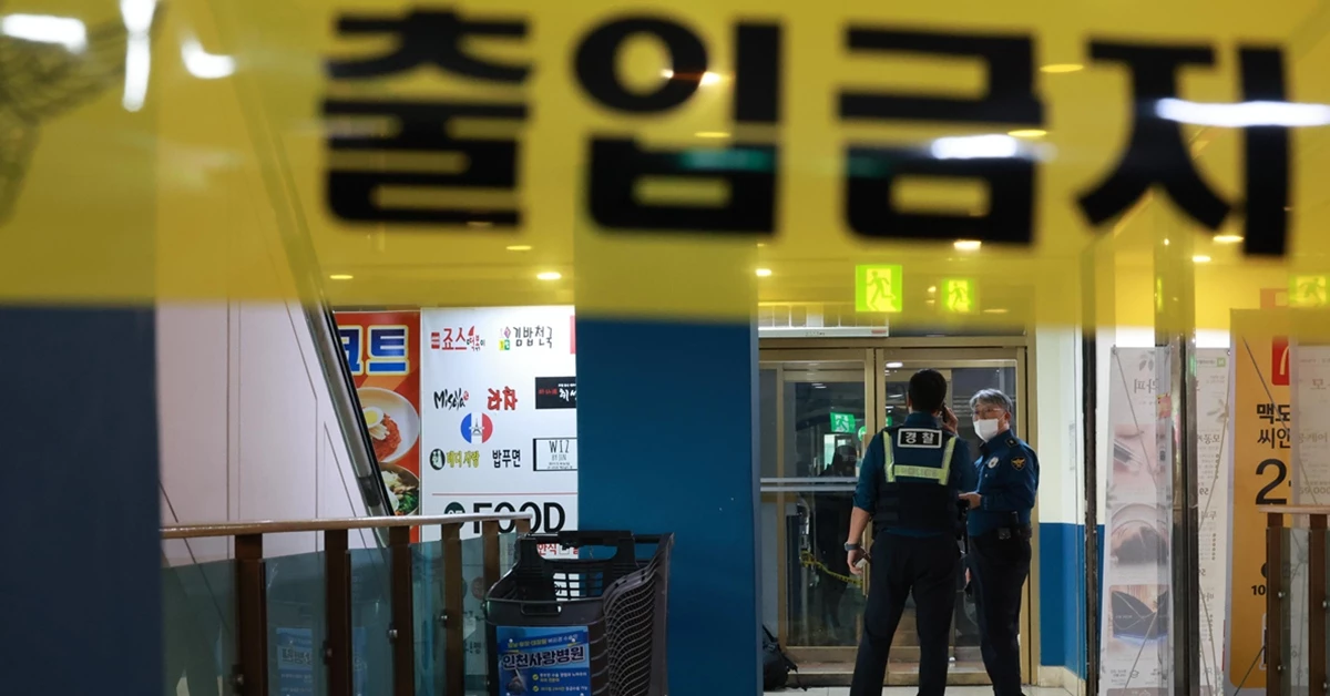 지난 13일 인천 남동구 홈플러스 푸드코트에서 흉기 난동 사건이 발생했다. 경찰과 소방당국에 따르면 A씨가 휘두른 흉기에 1명이 심정지 상태에 빠지는 등 마트 및 영화관 이용객 8명이 크고 작은 부상을 입은 것으로 파악됐다. / 뉴스1