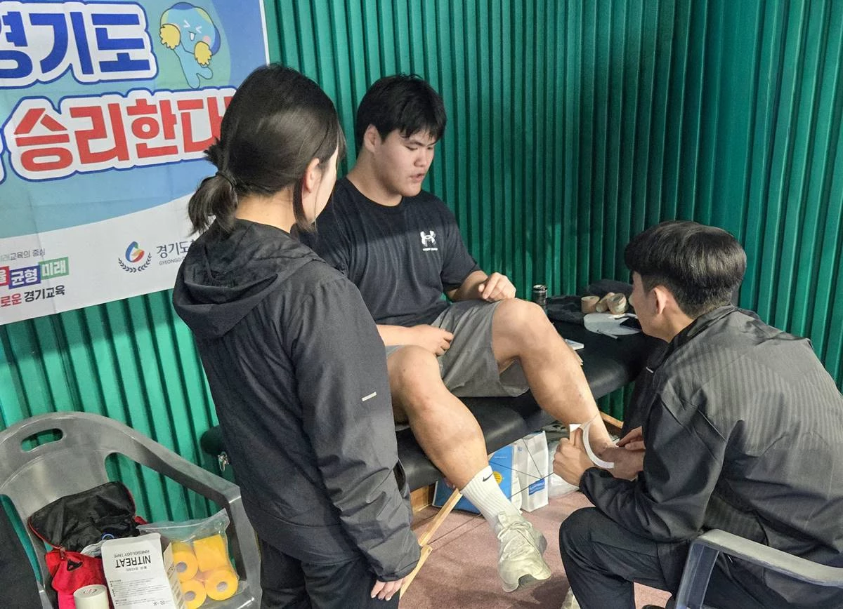 영진전문대학교 스포츠재활과 학생들이 제107회 전국체육대회 씨름 종목에 참가한 선수들을 대상으로 컨디셔닝 지원활동을 펼치고 있다. / 영진전문대