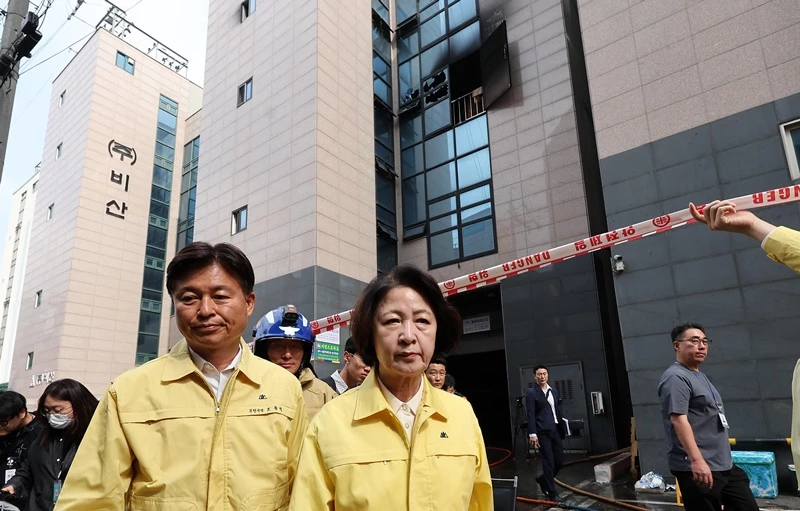부천 공장 화재 현장 방문했던 추미애 경기도지사 / 뉴스1