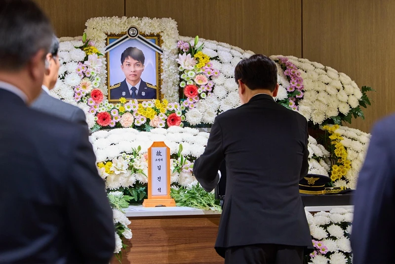 이재명 대통령, 부천 공장 화재 순직 소방대원 빈소 조문 / 뉴스1
