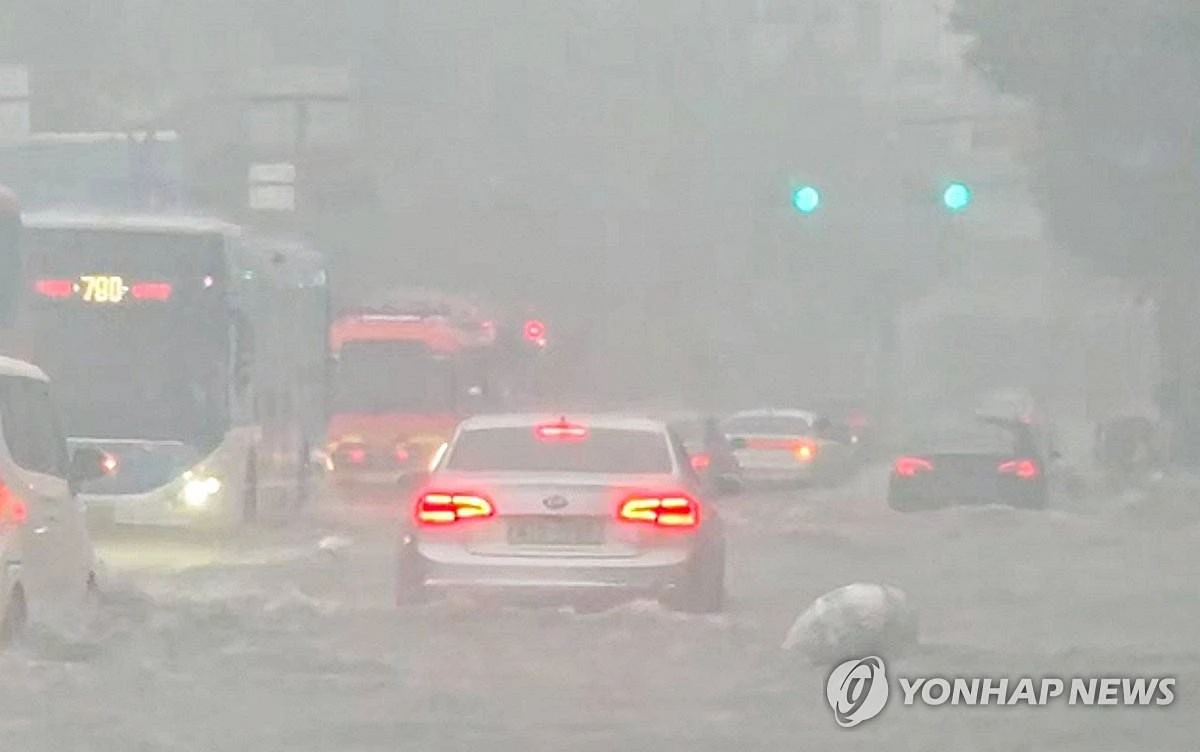 18일 서울 3호선 연신내역 인근 도로가 빗물로 침수돼 있다 / 연합뉴스