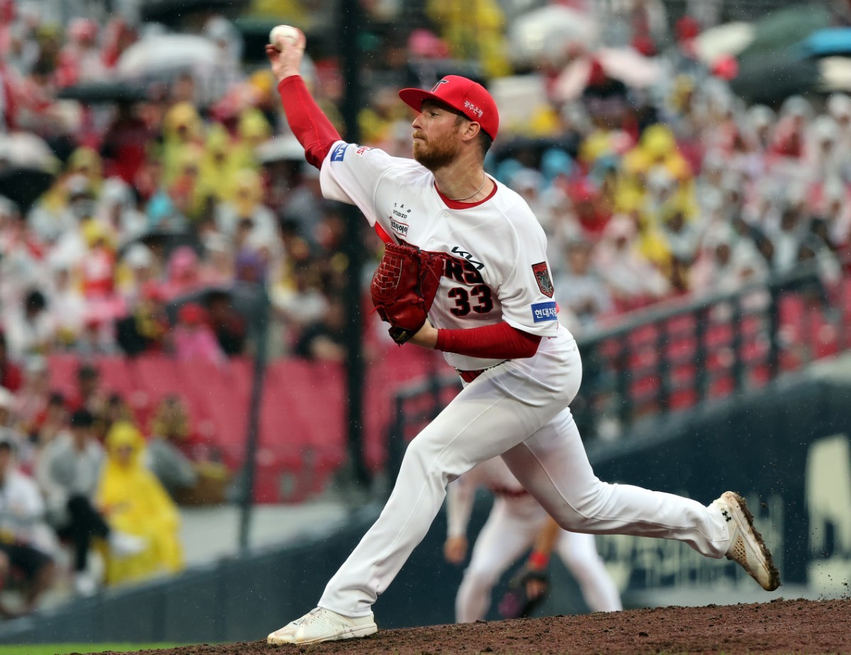 18일 오후 전남광주 기아챔피언스필드에서 열린 프로야구 2026 신한 SOL KBO 포스트시즌 준플레이오프 2차전 LG 트윈스와 KIA 타이거즈의 경기, KIA 선발 올러가 5회초 등판해 힘차게 공을 던지고 있다. / 뉴스1