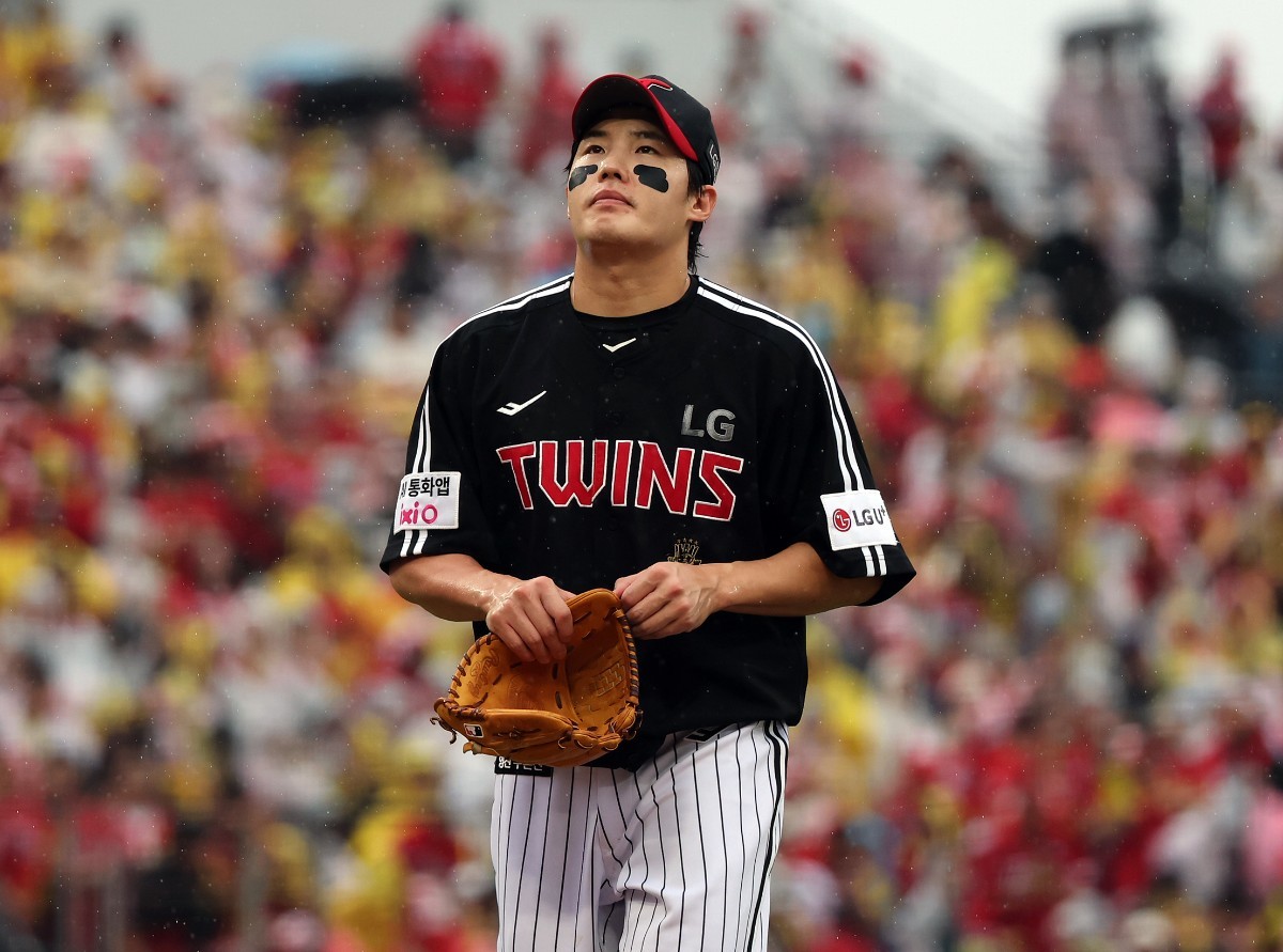 18일 오후 전남광주 기아챔피언스필드에서 열린 프로야구 2026 신한 SOL KBO 포스트시즌 준플레이오프 2차전 LG 트윈스와 KIA 타이거즈의 경기, LG 선발 임찬규가 1회말 1사 1,3루 상황에서 강판되고 있다. / 뉴스1