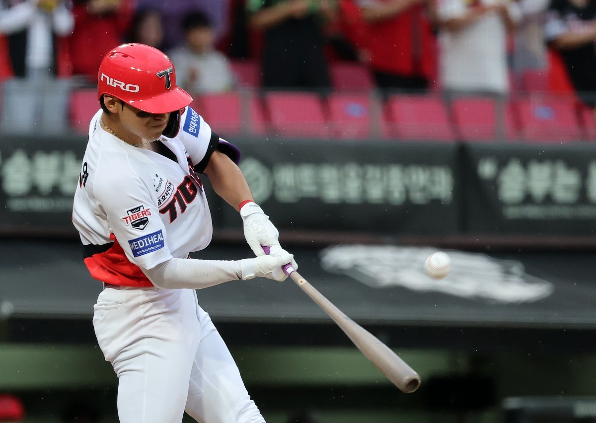 18일 오후 전남광주 기아챔피언스필드에서 열린 프로야구 2026 신한 SOL KBO 포스트시즌 준플레이오프 2차전 LG 트윈스와 KIA 타이거즈의 경기, KIA 김도영이 7회말 무사 2루 상황 진루타를 때리고 있다. / 뉴스1