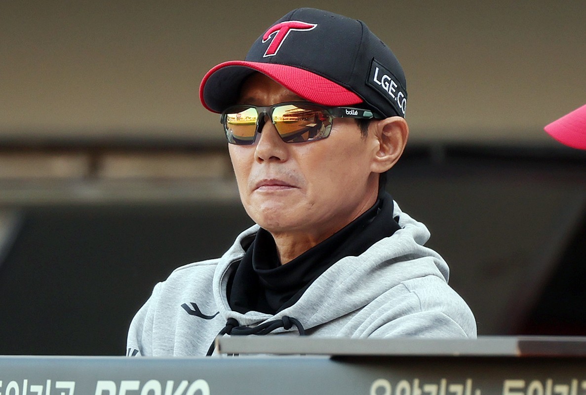 지난 17일 오후 전남광주 기아챔피언스필드에서 열린 프로야구 2026 신한 SOL KBO 포스트시즌 준플레이오프 1차전 LG 트윈스와 KIA 타이거즈의 경기, LG 염경엽 감독이 경기를 지켜보고 있다. / 뉴스1