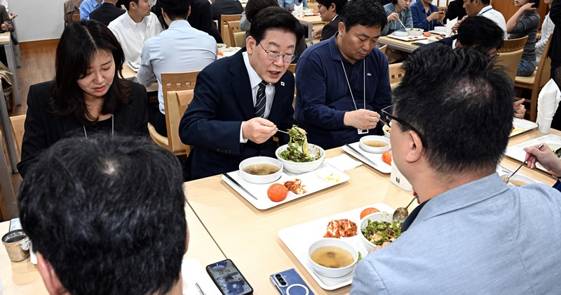 이재명 정부, 청와대가 가장 많이 산 책은?…980종 중 42.4% 차지한 분야