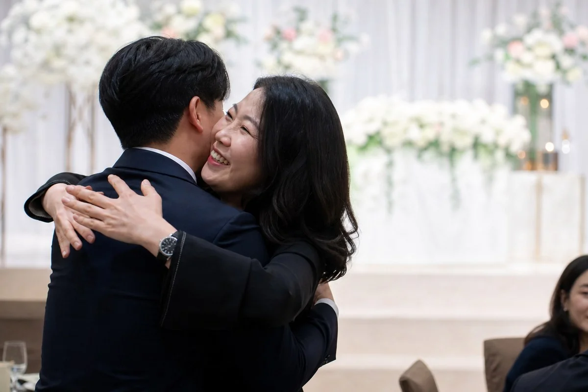 결혼식장 안에서 서로 마주 안고 환하게 웃는 남녀 모습 — AI로 생성한 자료 이미지