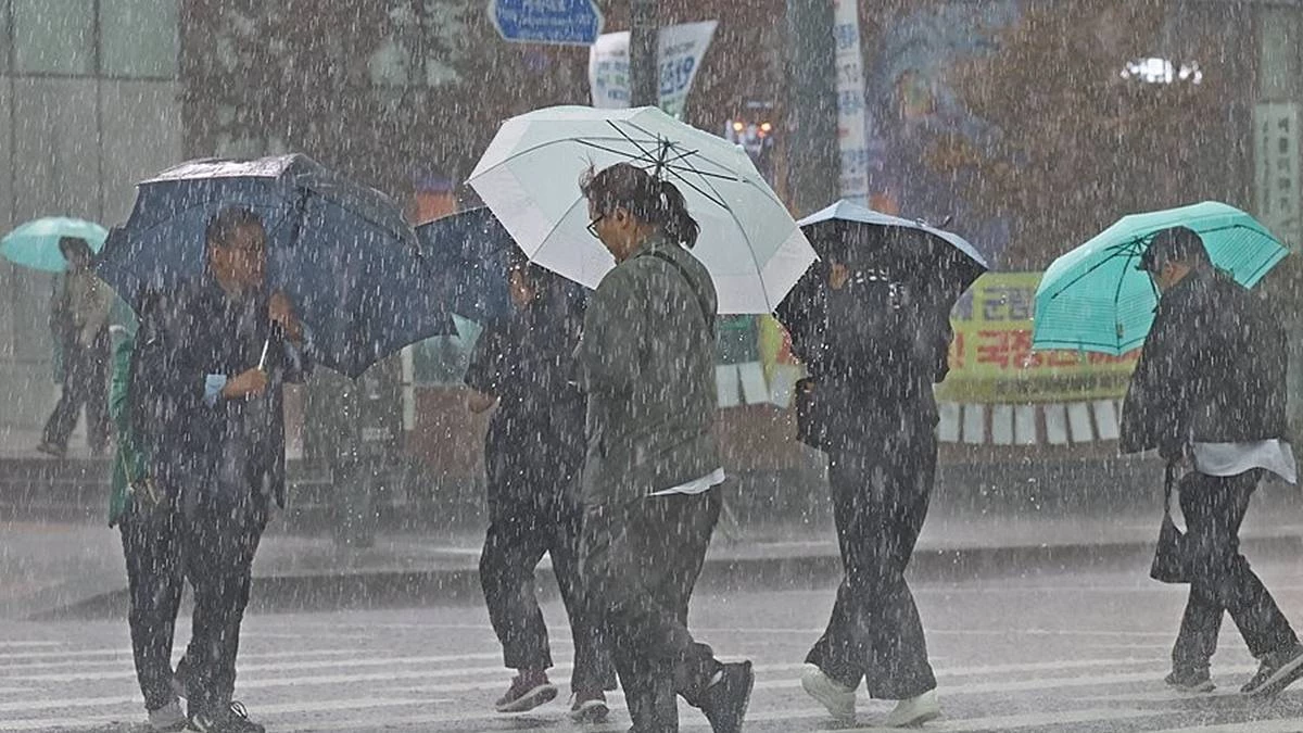강풍을 동반한 강한 비가 내린 지난 18일 서울 광화문역 인근에서 시민들이 우산을 쓰고 길을 건너고 있다 / 연합뉴스