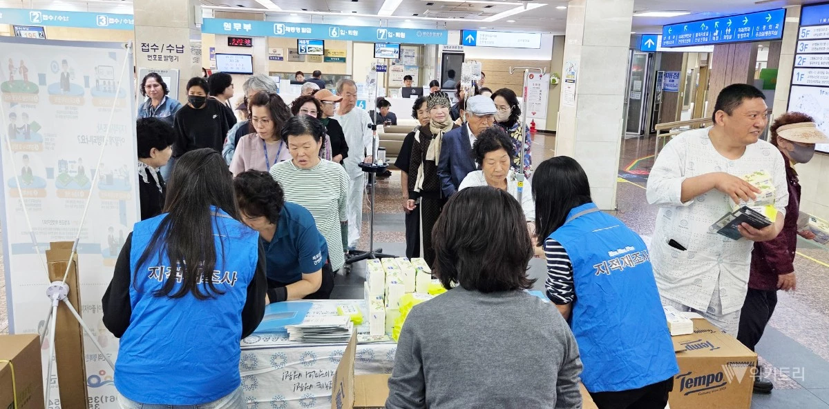 영광군은 지난 16일 영광종합병원과 영광기독병원에서 군민 약 970여 명을 대상으로 지적재조사사업 현장홍보를 실시했다. / 영광군