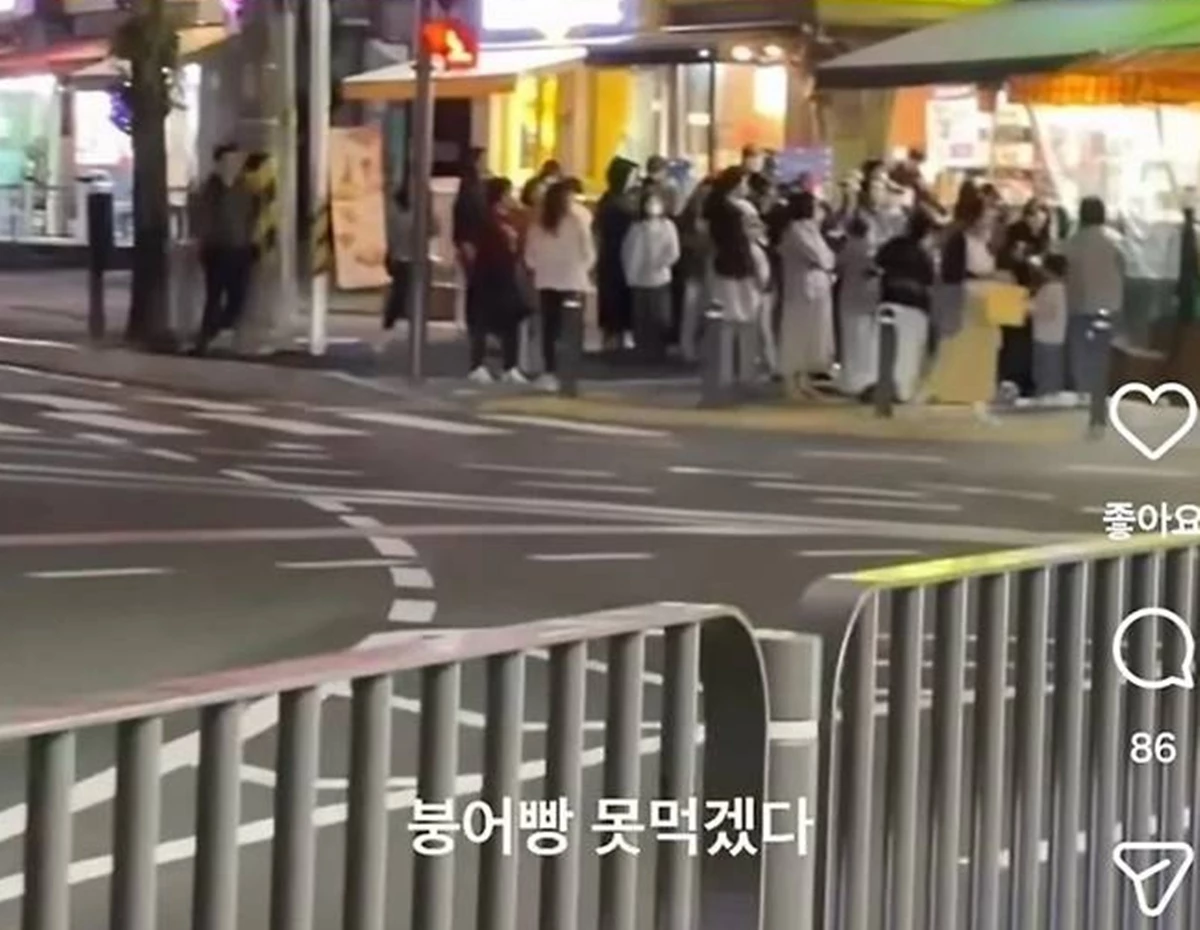 가게 앞에서 줄 선 여성 손님들. / 온라인 커뮤니티