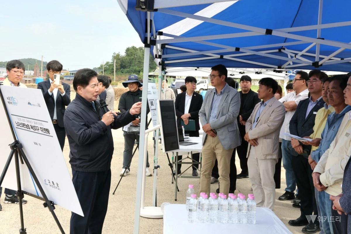 고흥군(군수 공영민)은 지난 16일 금산면 어전리 일원에서 양파 재배농가와 농협, 스마트농업 관련 업체 관계자 등 100여 명이 참석한 가운데 ‘2026년 양파 재배농가 들녘간담회’를 개최했다. / 고흥군