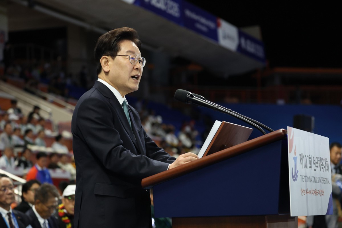 이재명 대통령이 16일 제주 서귀포시 제주월드컵경기장에서 열린 제107회 전국체육대회 개회식에서 기념사를 하고 있다. / 뉴스1