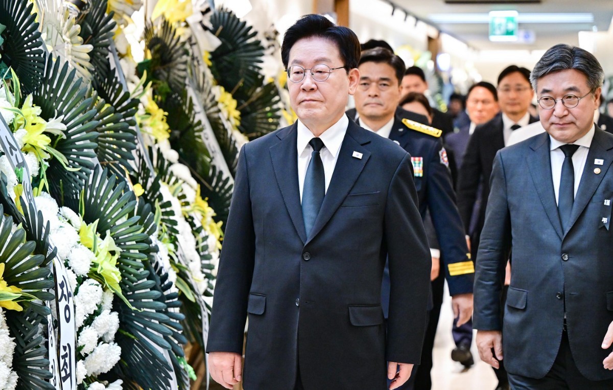 이재명 대통령이 17일 부천 공장 화재 순직 소방대원을 조문하기 위해 경기 순천향대학교 부천병원 장례식장 빈소로 들어서고 있다. /뉴스1(청와대통신사진기자단)