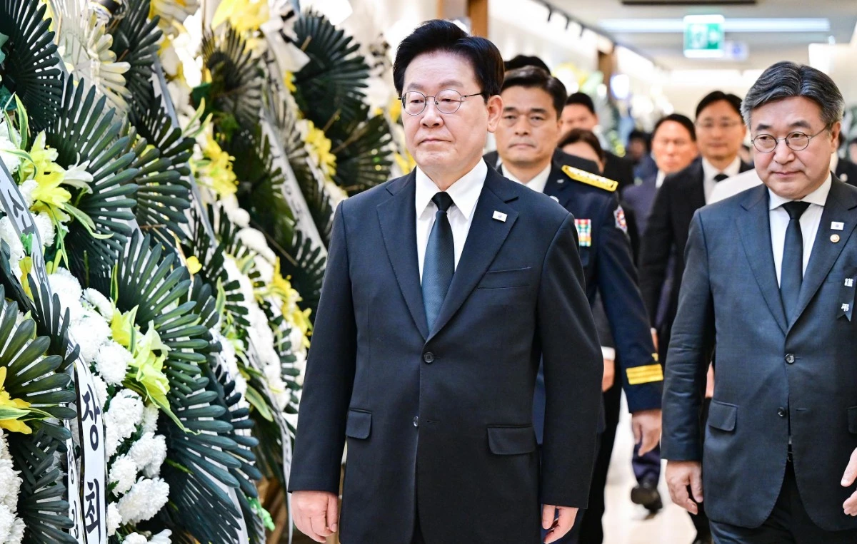 이재명 대통령이 17일 부천 공장 화재 순직 소방대원을 조문하기 위해 경기 순천향대학교 부천병원 장례식장 빈소로 들어서고 있다. /뉴스1(청와대통신사진기자단)