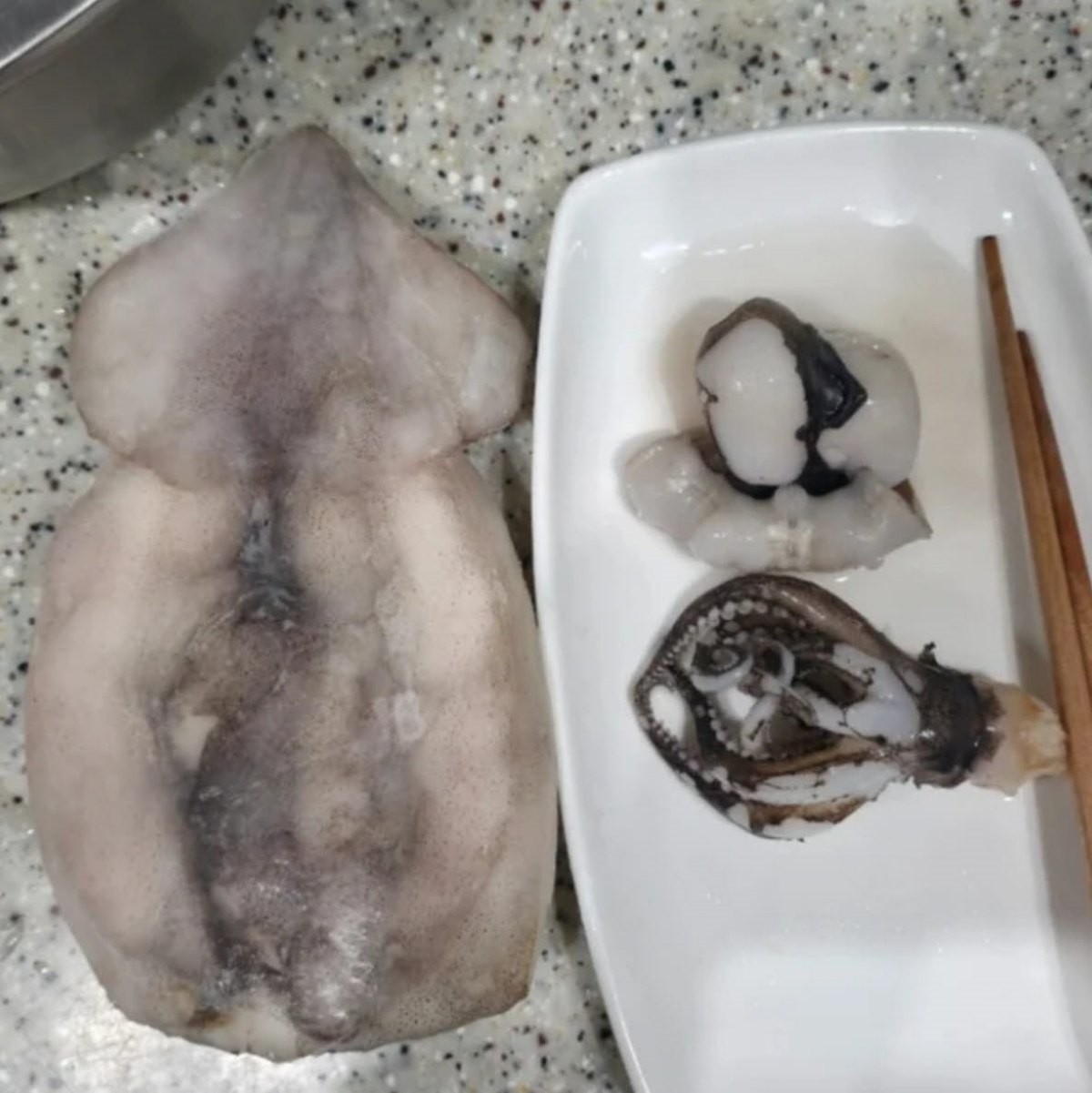 크기가 줄어든 냉동 오징어. / SNS 갈무리