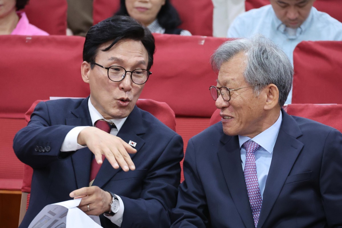 김민석 더불어민주당 대표와 유홍준 국립중앙박물관장이 9월 8일 서울 여의도 국회 의원회관에서 열린 백제사리장엄관 조성을 위한 국회 정책 세미나에서 대화하고 있다. / 뉴스1