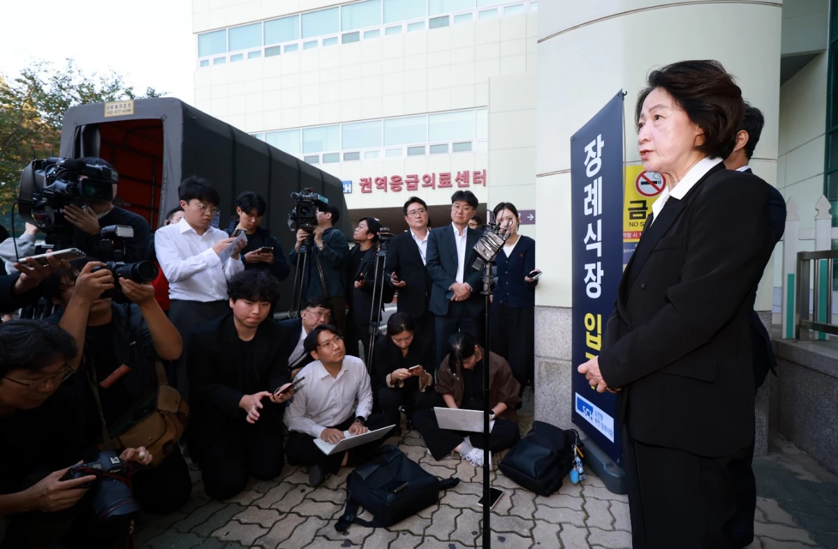 추미애 경기도지사가 17일 경기 부천시 순천향대학교 병원 장례식장에서 부천 도장공장 화재 사망 소방관의 조문을 마친 뒤 기자회견을 하고 있다.  / 뉴스1