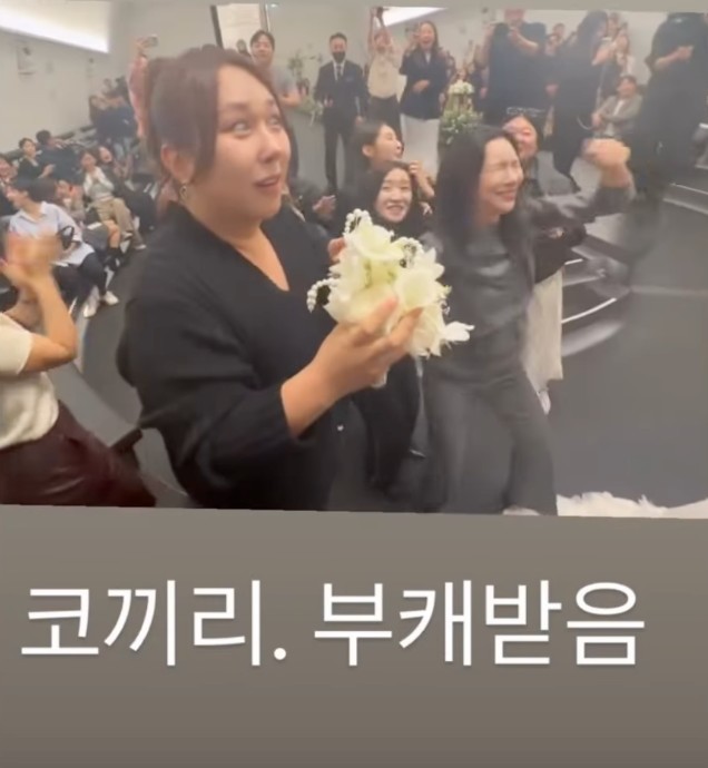 박세미 결혼식에서 부케를 받은 풍자 / 랄랄 인스타그램