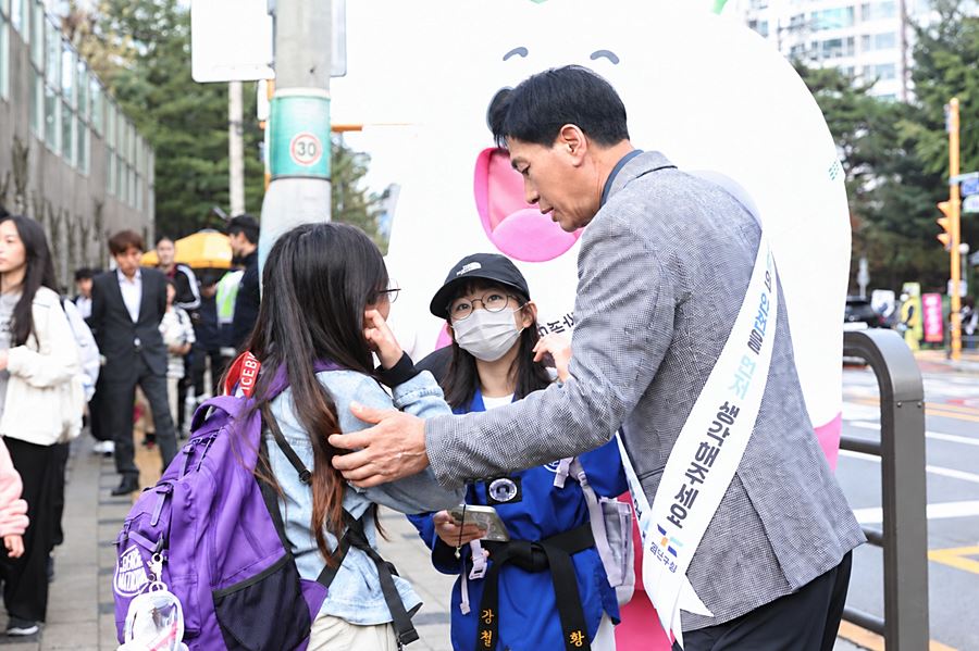 "아이 안전이 먼저" 김진규 검단구청장, 목향초 통학 안전 캠페인 동참