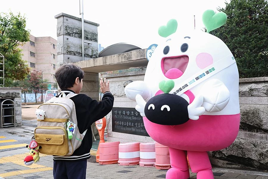 '아이 안전이 먼저' 김진규 검단구청장, 목향초 통학 안전 캠페인 동참