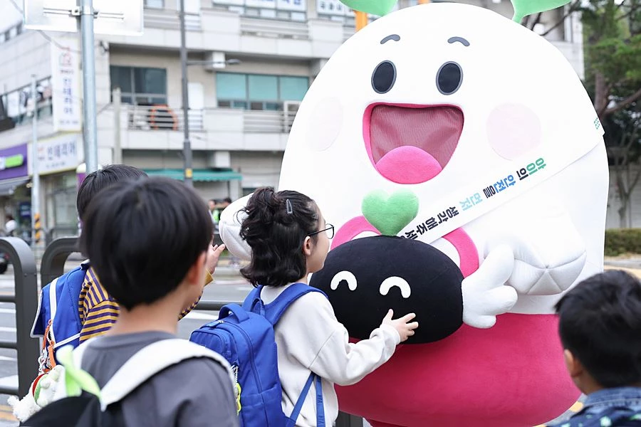 '아이 안전이 먼저' 김진규 검단구청장, 목향초 통학 안전 캠페인 동참