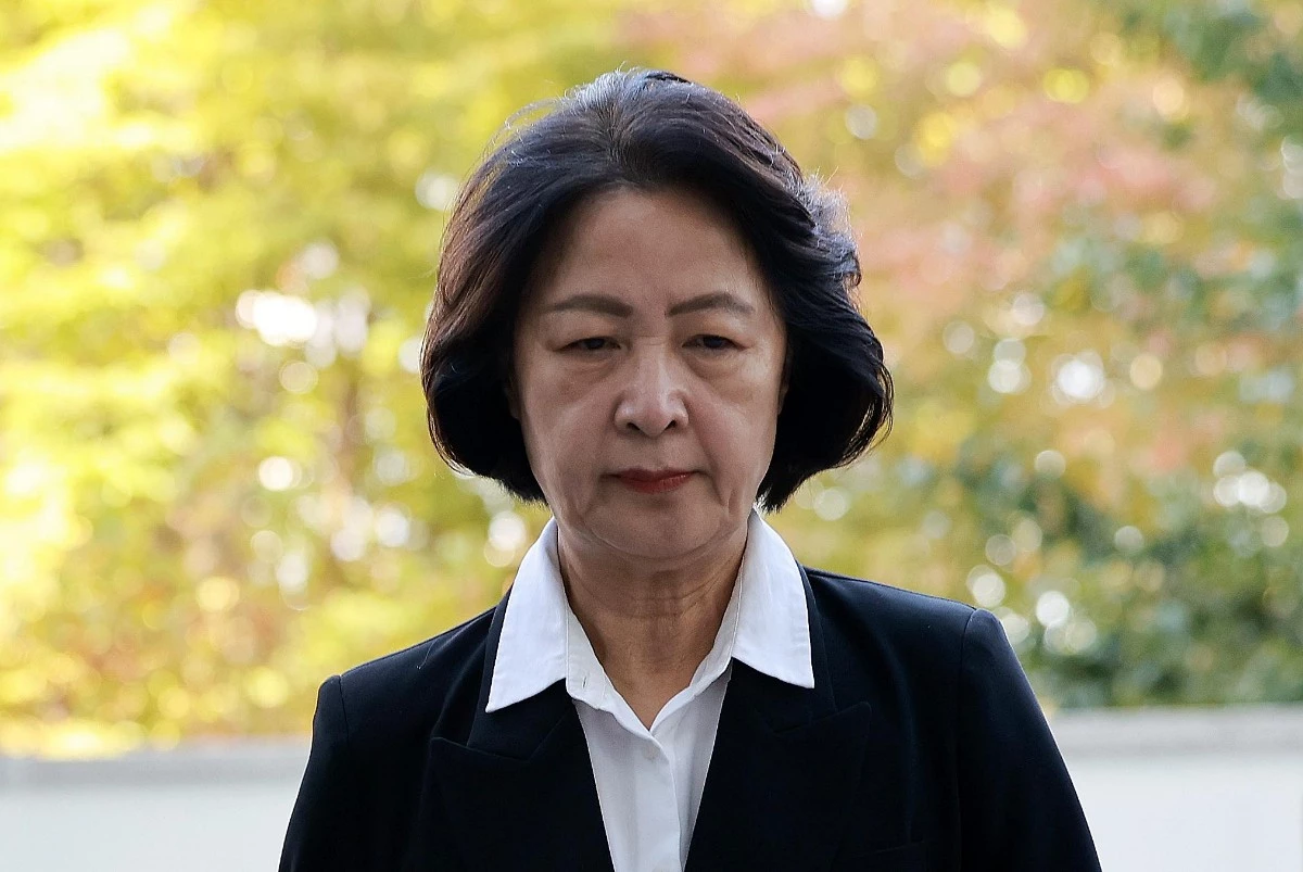 추미애 경기도지사가 17일 경기 부천시 순천향대학교 병원 장례식장에 마련된 부천 도장공장 화재 사망 소방관의 빈소에 조문을 하기 위해 들어서고 있다. / 뉴스1