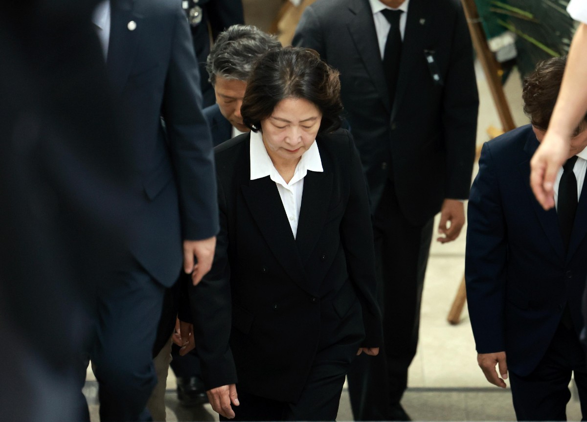 추미애 경기도지사가 17일 경기 부천시 순천향대학교 병원 장례식장에서 부천 도장공장 화재 사망 소방관의 조문을 마친 뒤 장례식장을 나서고 있다. / 뉴스1