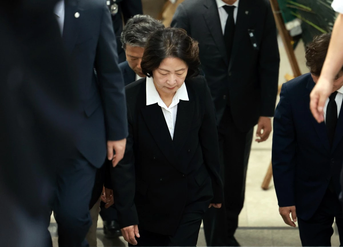 추미애 경기도지사가 17일 경기 부천시 순천향대학교 병원 장례식장에서 부천 도장공장 화재 사망 소방관의 조문을 마친 뒤 장례식장을 나서고 있다. / 뉴스1