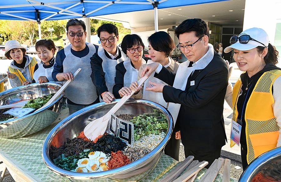 김원기 의정부시장이 10월 17일 의정부시청 내 모두의 운동장에서 열린 ‘제21회 징검다리 축제’에서 참석자들과 함께 비빔밥을 만들고 있다