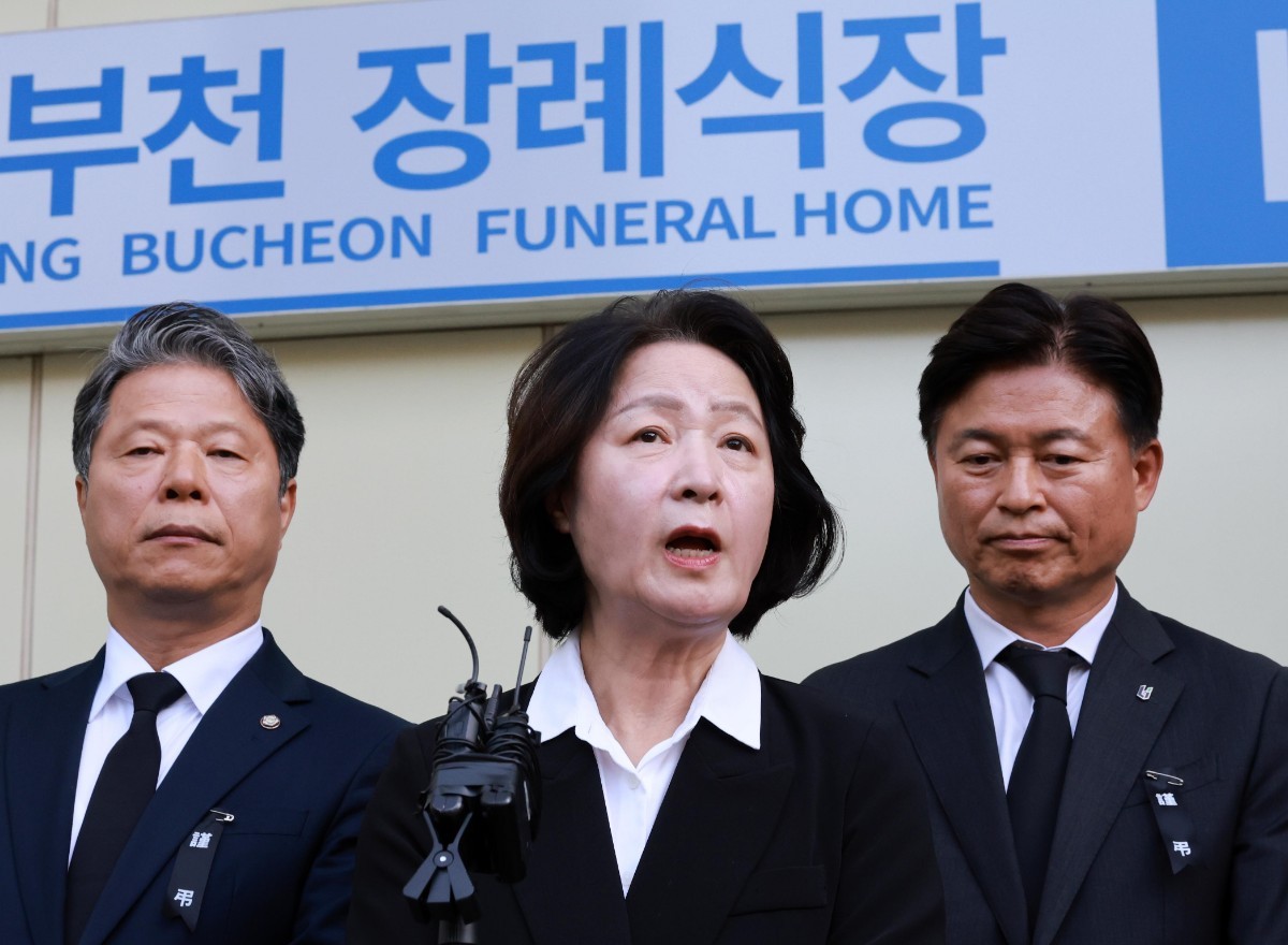 추미애 경기도지사가 17일 경기 부천시 순천향대학교 병원 장례식장에서 부천 도장공장 화재 사망 소방관의 조문을 마친 뒤 기자회견을 하고 있다. / 뉴스1