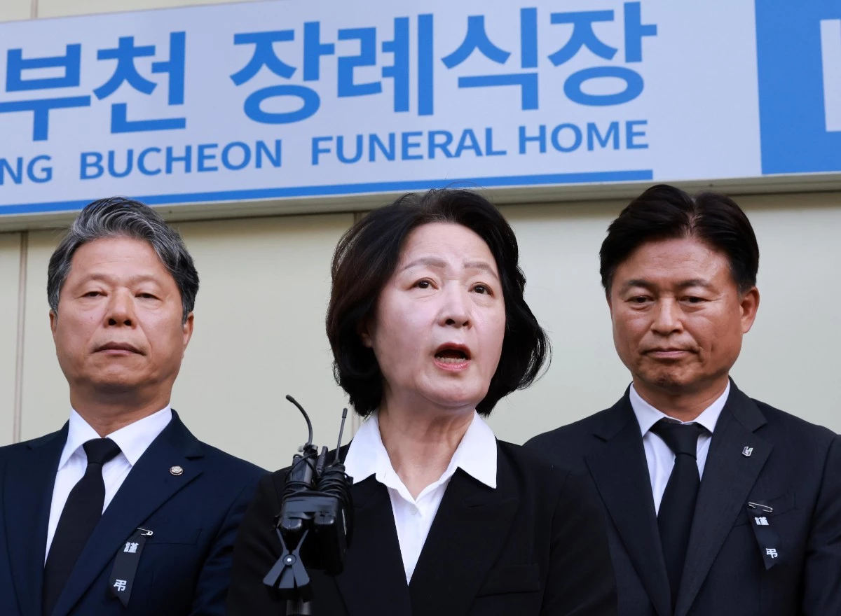 추미애 경기도지사가 17일 경기 부천시 순천향대학교 병원 장례식장에서 부천 도장공장 화재 사망 소방관의 조문을 마친 뒤 기자회견을 하고 있다.  / 뉴스1