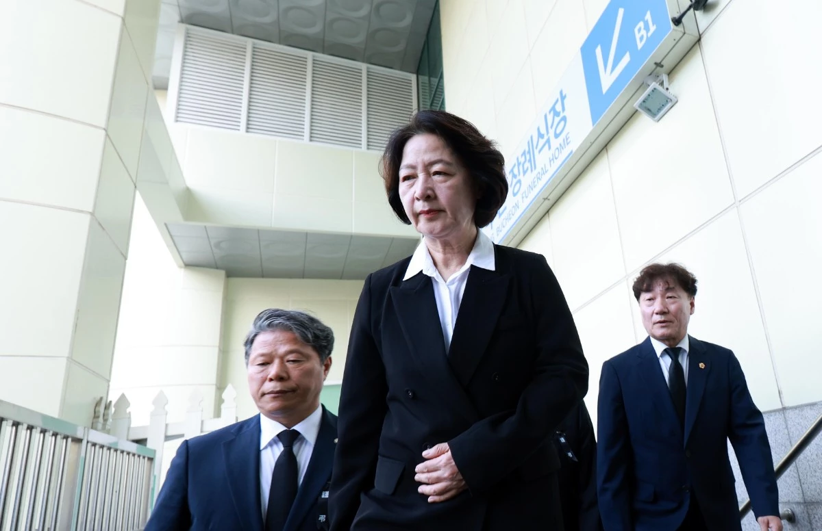 추미애 경기도지사가 17일 경기 부천시 순천향대학교 병원 장례식장에서 부천 도장공장 화재 사망 소방관의 조문을 마친 뒤 발걸음을 옮기고 있다. / 뉴스1