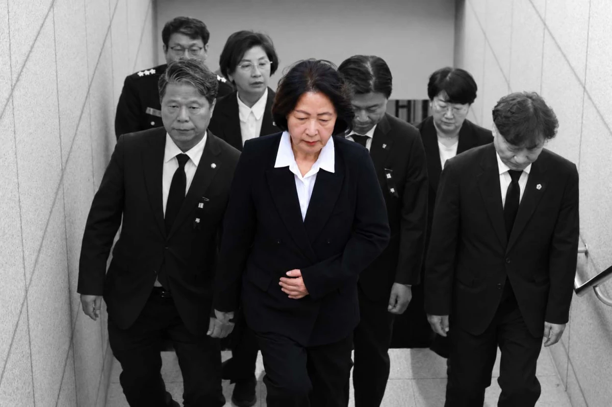 추미애 경기도지사가 17일 경기 부천시 순천향대학교 병원 장례식장에서 부천 도장공장 화재 사망 소방관의 조문을 마친 뒤 장례식장을 나서고 있다. / 뉴스1