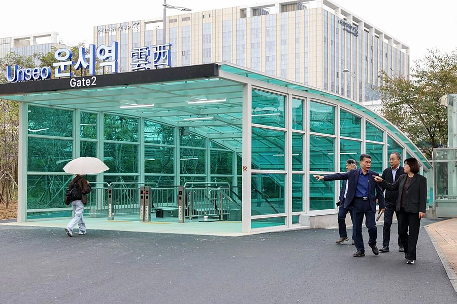 '가파른 계단 대신 에스컬레이터' 영종구, 운서역 2번 출구 이동 편의 개선