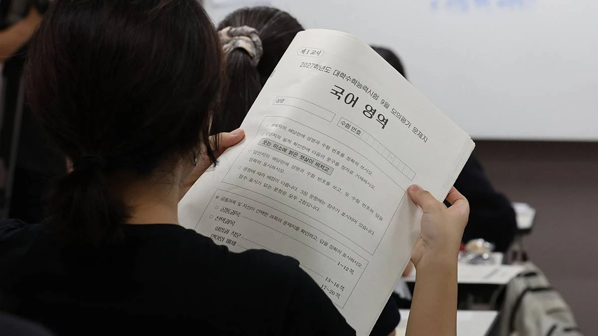 2027학년도 대학수학능력 9월 모의평가일인 지난달 2일 서울 송파구 방산고등학교에서 수험생들이 시험지를 살펴보고 있다 / 뉴스1