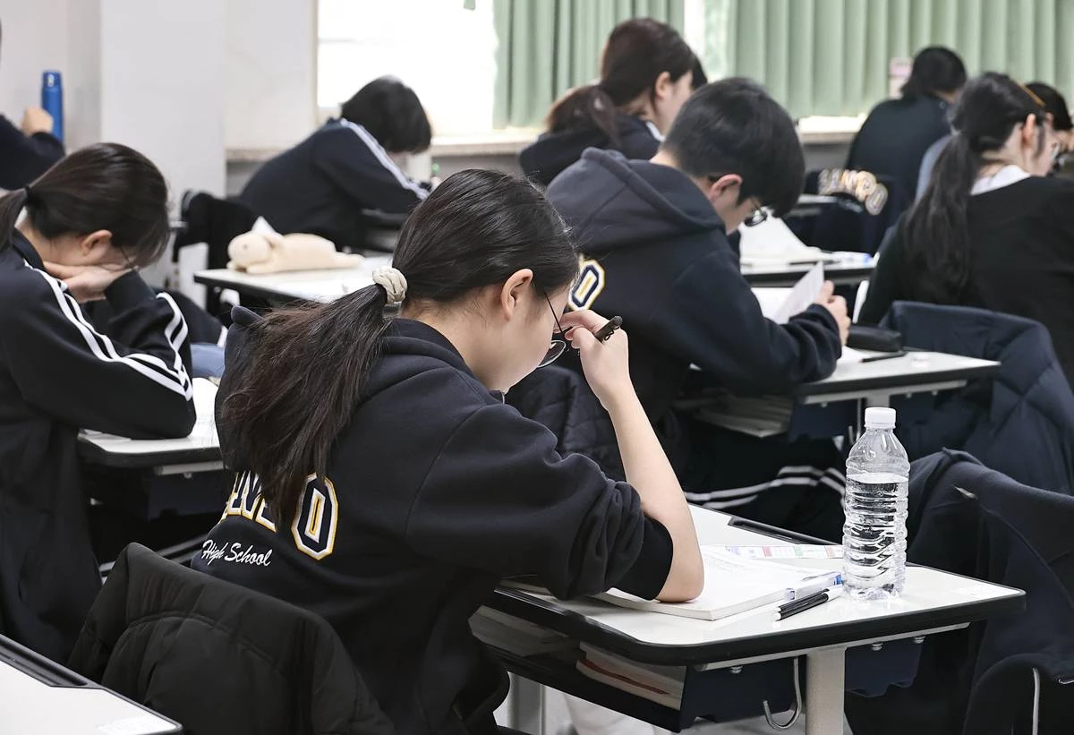 2027학년도 3월 전국연합학력평가가 치러진 지난 3월 24일 오전 서울 서초구 반포고등학교 3학년 교실에서 학생들이 시험지을 준비하고 있다 / 뉴스1