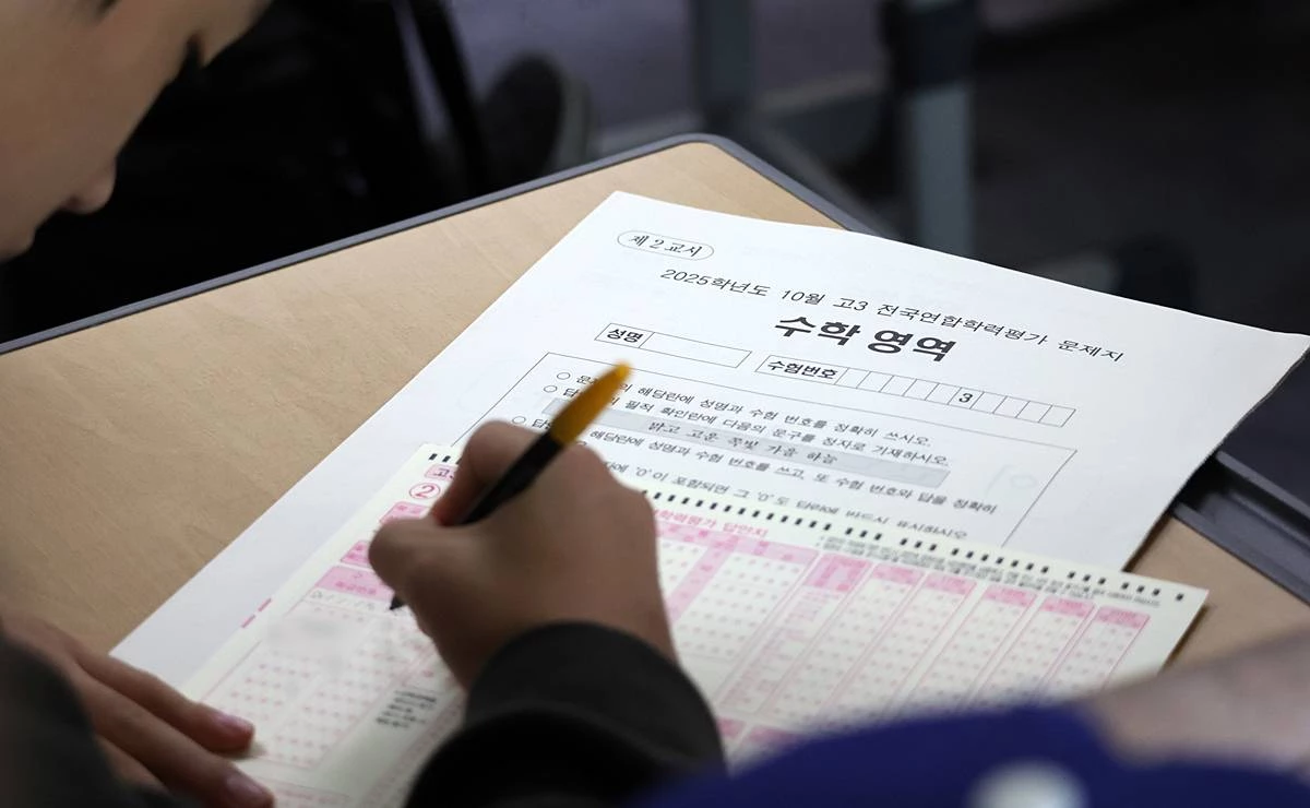 2026학년도 대학수학능력시험을 앞두고 마지막 모의고사인 전국연합학력평가가 실시된 지난해 10월 14일 전북 전주시 전라고등학교에서 3학년 수험생들이 시험을 치르고 있다 / 뉴스1