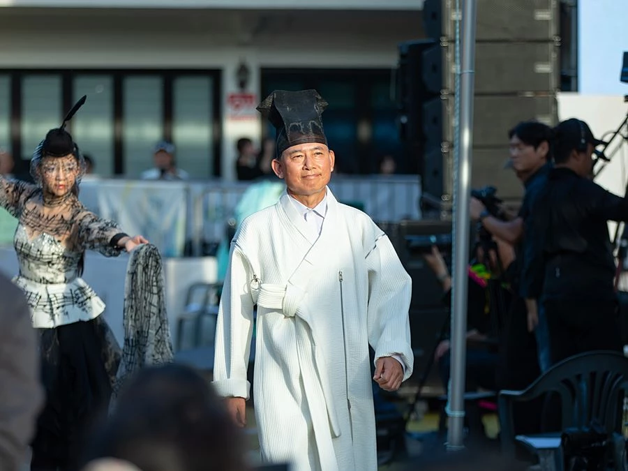 최현덕 시장이 17일 ‘제40회 다산정약용문화제’에서 이상봉 디자이너의 특별 패션쇼 무대에 참여하고 있다