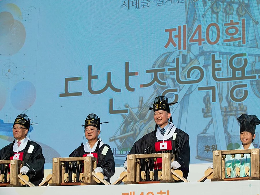 최현덕 시장이 17일 ‘제40회 다산정약용문화제’ 개막 기념 행사를 하고 있다