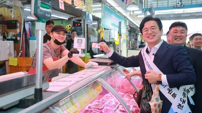 허태정 대전시장이 온통대전 2.0 출범을 기념해 온통대전으로 물품을 구매하며 상인들과 소통하고 있다. /사진=대전시