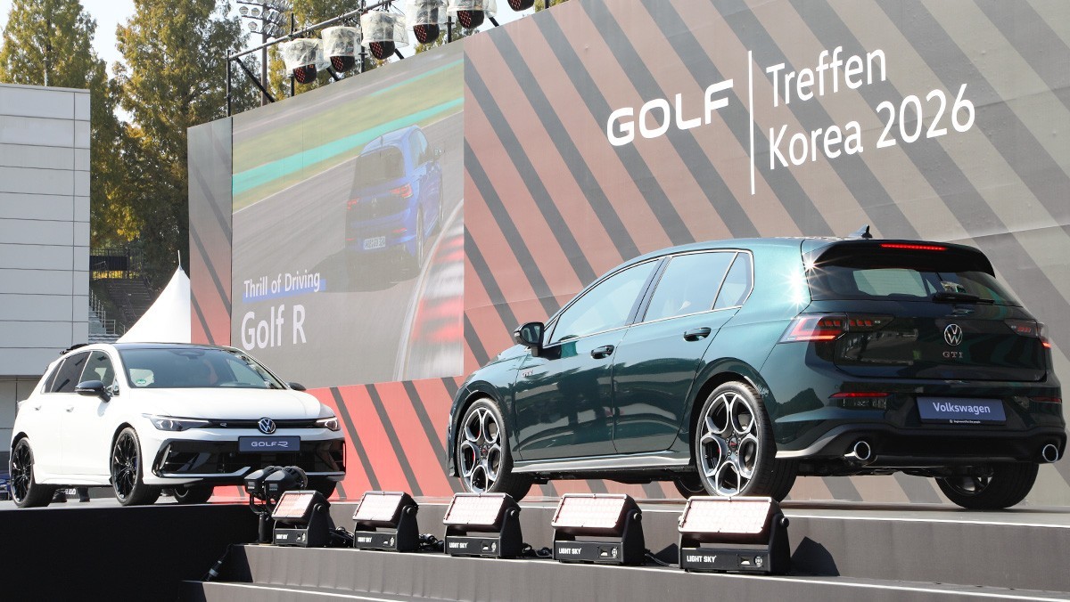 (왼쪽부터)골프 R과 골프 GTI 다크 모스 리미티드 에디션. / 권혁재 PD